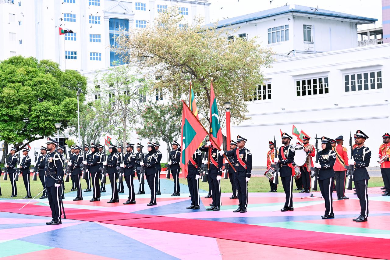 ފޮޓޯ: ލަންކާގެ ރައީސް ޑިސަނަޔެކެއަށް ރަސްމީގޮތުން މަރުހަބާ ދަންނެވުން