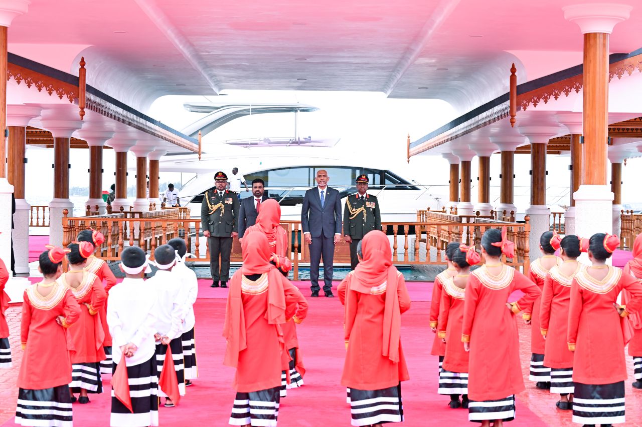 ފޮޓޯ: ލަންކާގެ ރައީސް ޑިސަނަޔެކެއަށް ރަސްމީގޮތުން މަރުހަބާ ދަންނެވުން