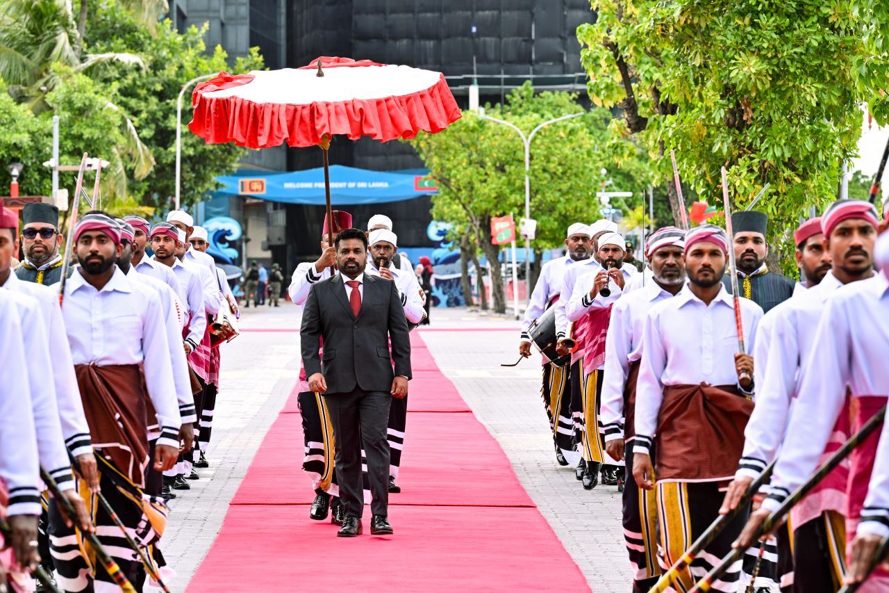 ފޮޓޯ: ލަންކާގެ ރައީސް ޑިސަނަޔެކެއަށް ރަސްމީގޮތުން މަރުހަބާ ދަންނެވުން