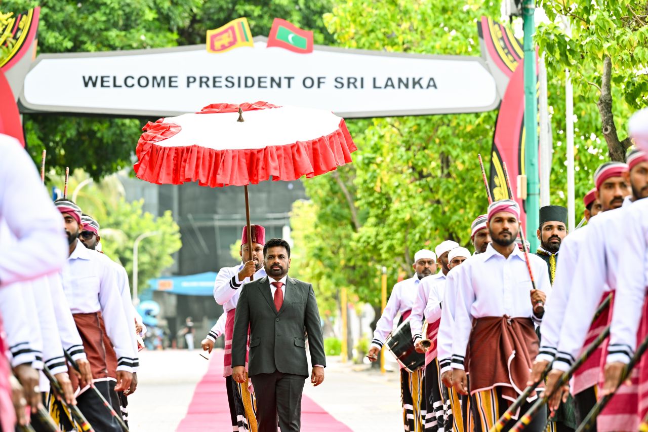 ފޮޓޯ: ލަންކާގެ ރައީސް ޑިސަނަޔެކެއަށް ރަސްމީގޮތުން މަރުހަބާ ދަންނެވުން