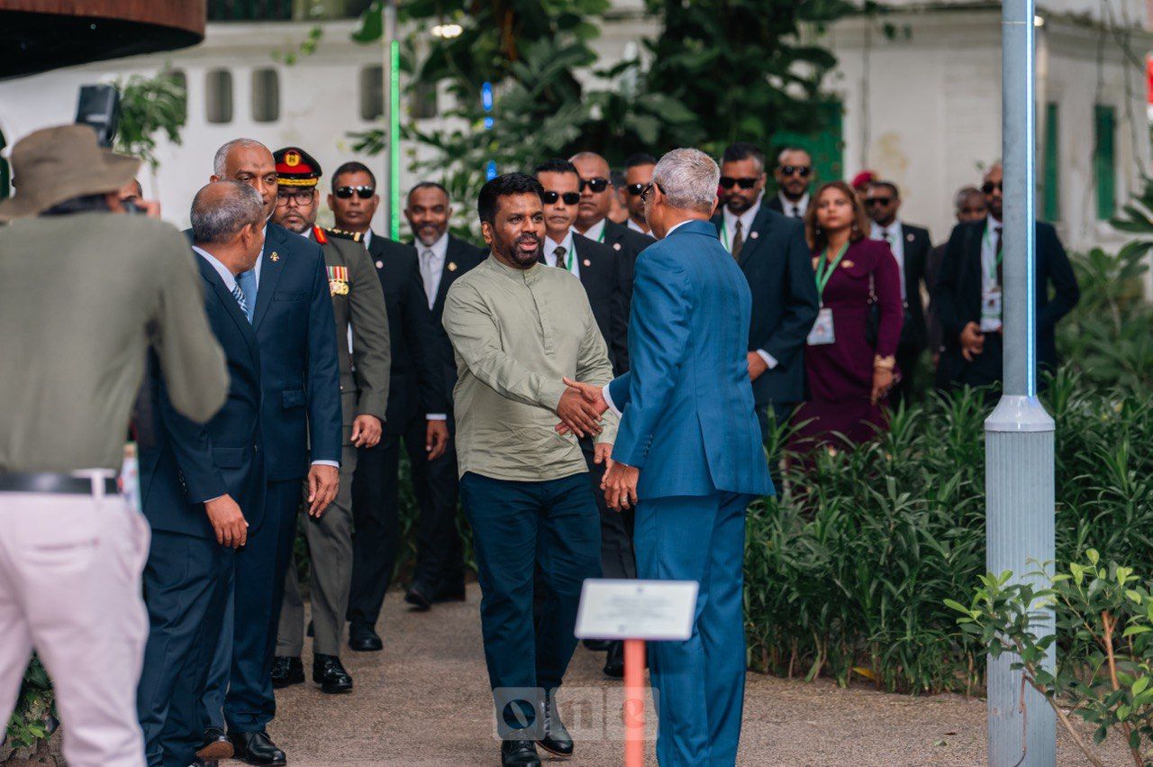 ވަން ފޮޓޯ: ރާއްޖެއާއި ލަންކާގެ ގުޅުމުގެ ރަމްޒެއްގެ ގޮތުގައި މޫނިމާ ގަހެއް އިންދުން 