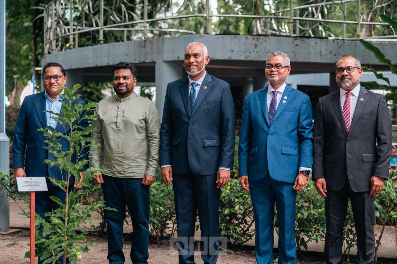 ވަން ފޮޓޯ: ރާއްޖެއާއި ލަންކާގެ ގުޅުމުގެ ރަމްޒެއްގެ ގޮތުގައި މޫނިމާ ގަހެއް އިންދުން 