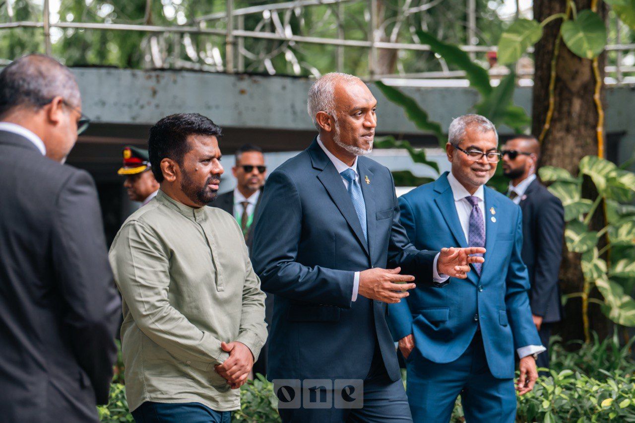 ވަން ފޮޓޯ: ރާއްޖެއާއި ލަންކާގެ ގުޅުމުގެ ރަމްޒެއްގެ ގޮތުގައި މޫނިމާ ގަހެއް އިންދުން 