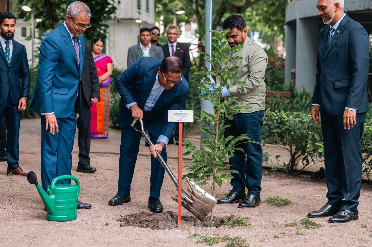 ވަން ފޮޓޯ: ރާއްޖެއާއި ލަންކާގެ ގުޅުމުގެ ރަމްޒެއްގެ ގޮތުގައި މޫނިމާ ގަހެއް އިންދުން 