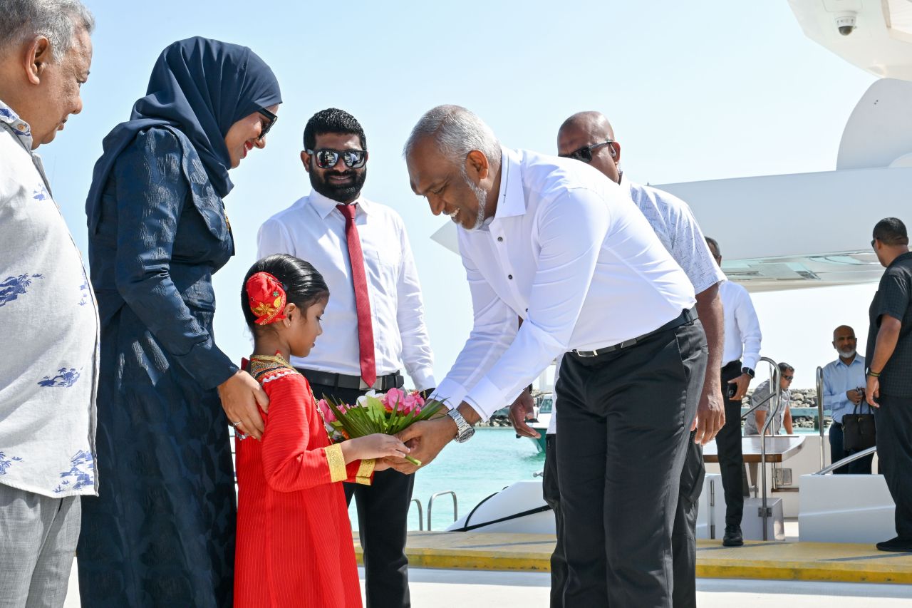 ފޮޓޯ: ރައީސް، ކަމަދުއަށް ވަޑައިގެންނެވުން 