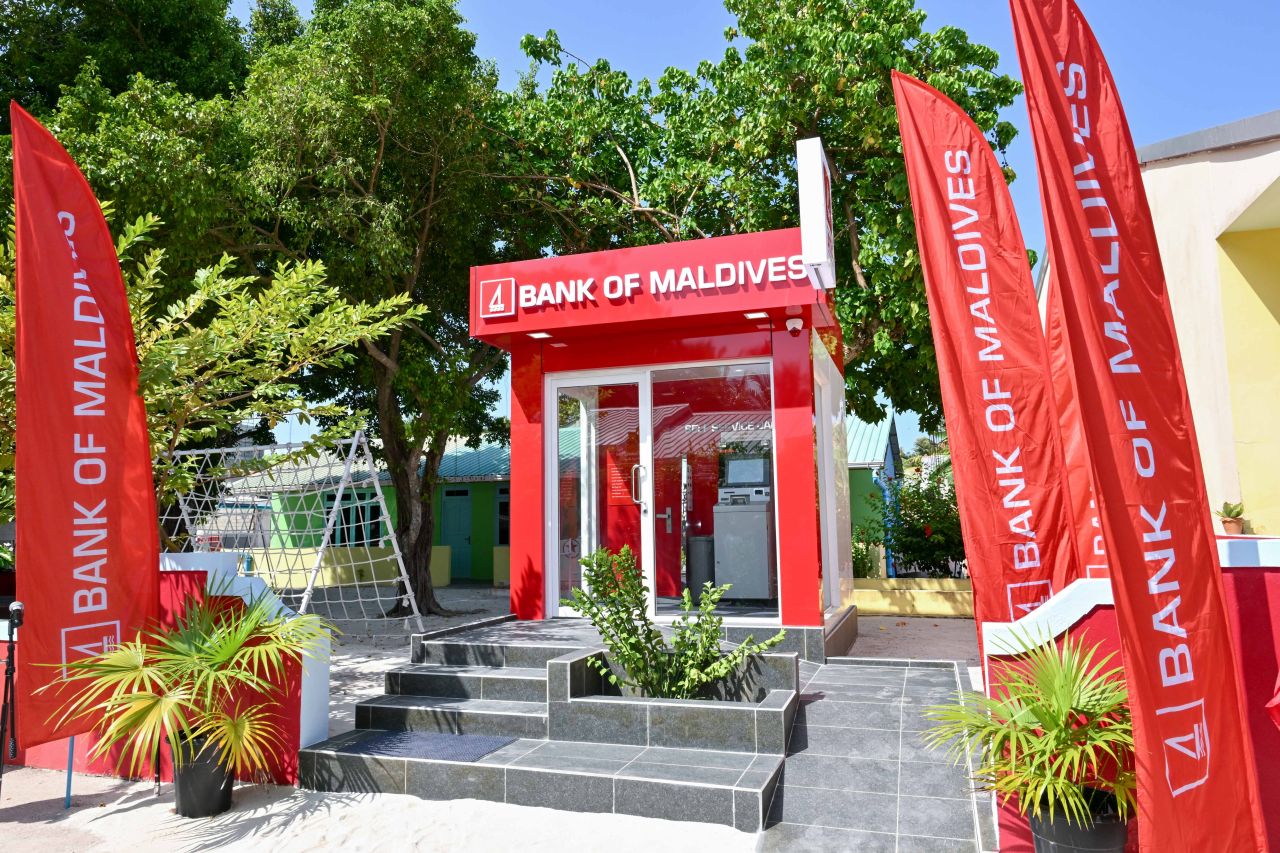 ފޮޓޯ: ރައީސް، ކަމަދޫގެ ބީއެމްއެލް އޭޓީއެމްގެ ހިދުމަތް އިފްތިތާހުކޮށްދެއްވުން 