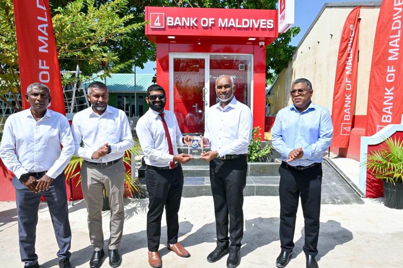 ފޮޓޯ: ރައީސް، ކަމަދޫގެ ބީއެމްއެލް އޭޓީއެމްގެ ހިދުމަތް އިފްތިތާހުކޮށްދެއްވުން 