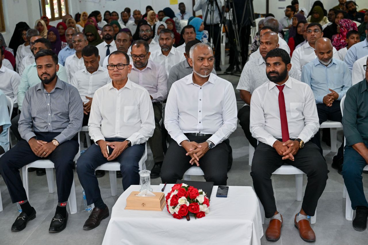 ފޮޓޯ: ރައީސް، ބ. ކަމަދޫ ރައްޔިތުންނާއި އެ ރަށު ކައުންސިލާ ބައްދަލުކުރެއްވުން