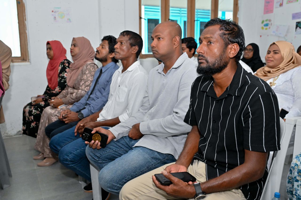 ފޮޓޯ: ރައީސް، ބ. ކަމަދޫ ރައްޔިތުންނާއި އެ ރަށު ކައުންސިލާ ބައްދަލުކުރެއްވުން