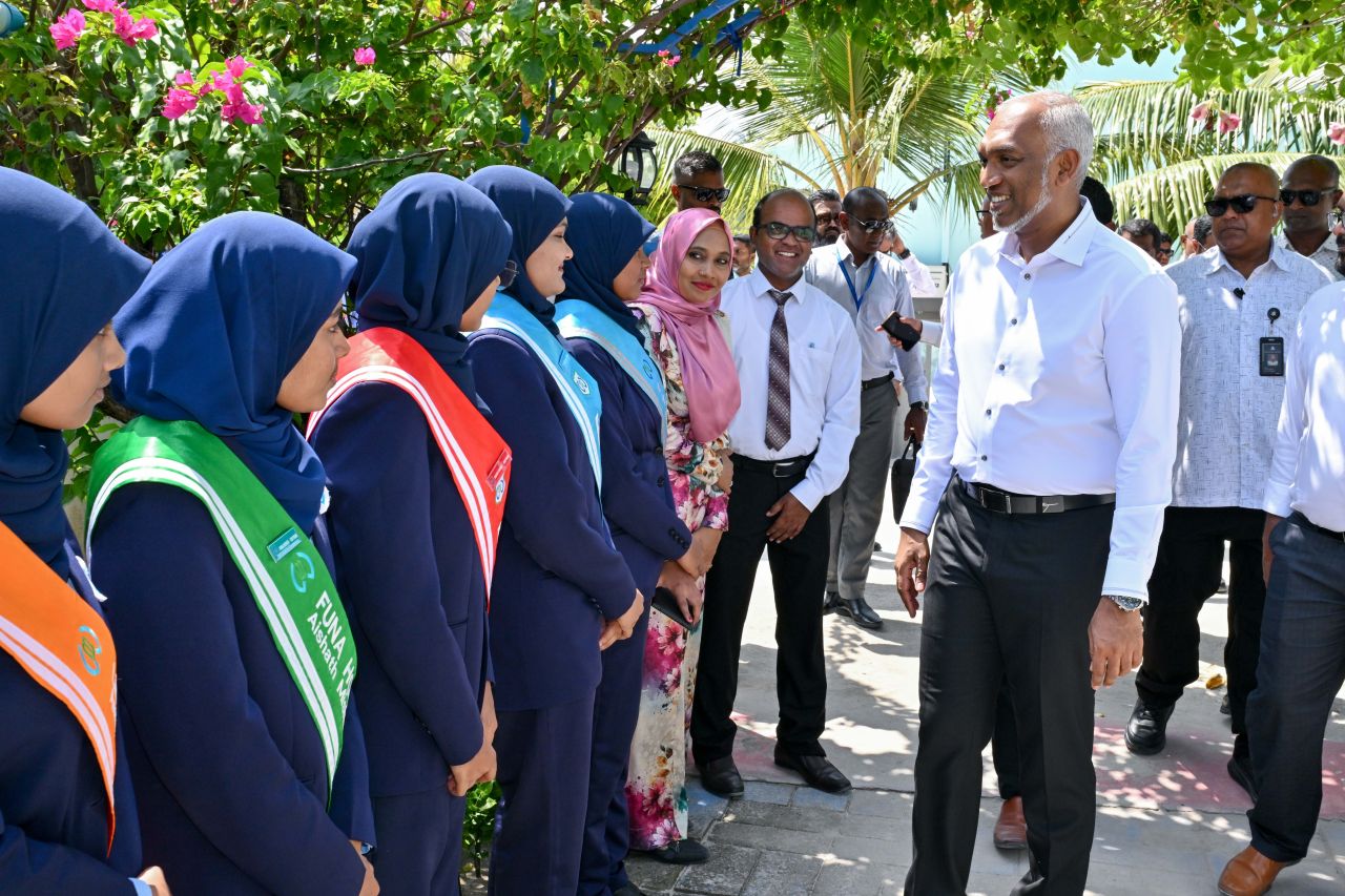 ފޮޓޯ: ރައީސް، ބ. ކަމަދޫ ރައްޔިތުންނާއި އެ ރަށު ކައުންސިލާ ބައްދަލުކުރެއްވުން
