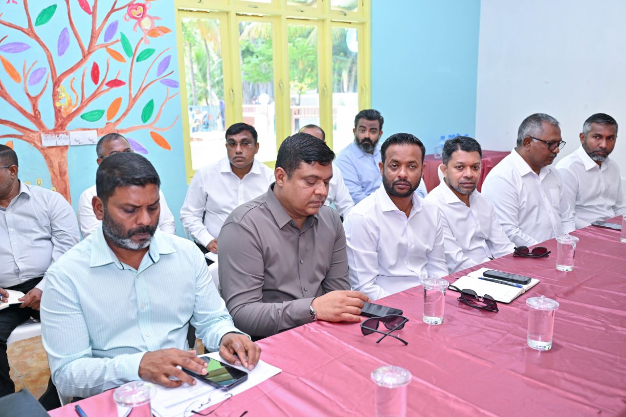 ފޮޓޯ: ރައީސް، ބ. ކަމަދޫ ރައްޔިތުންނާއި އެ ރަށު ކައުންސިލާ ބައްދަލުކުރެއްވުން