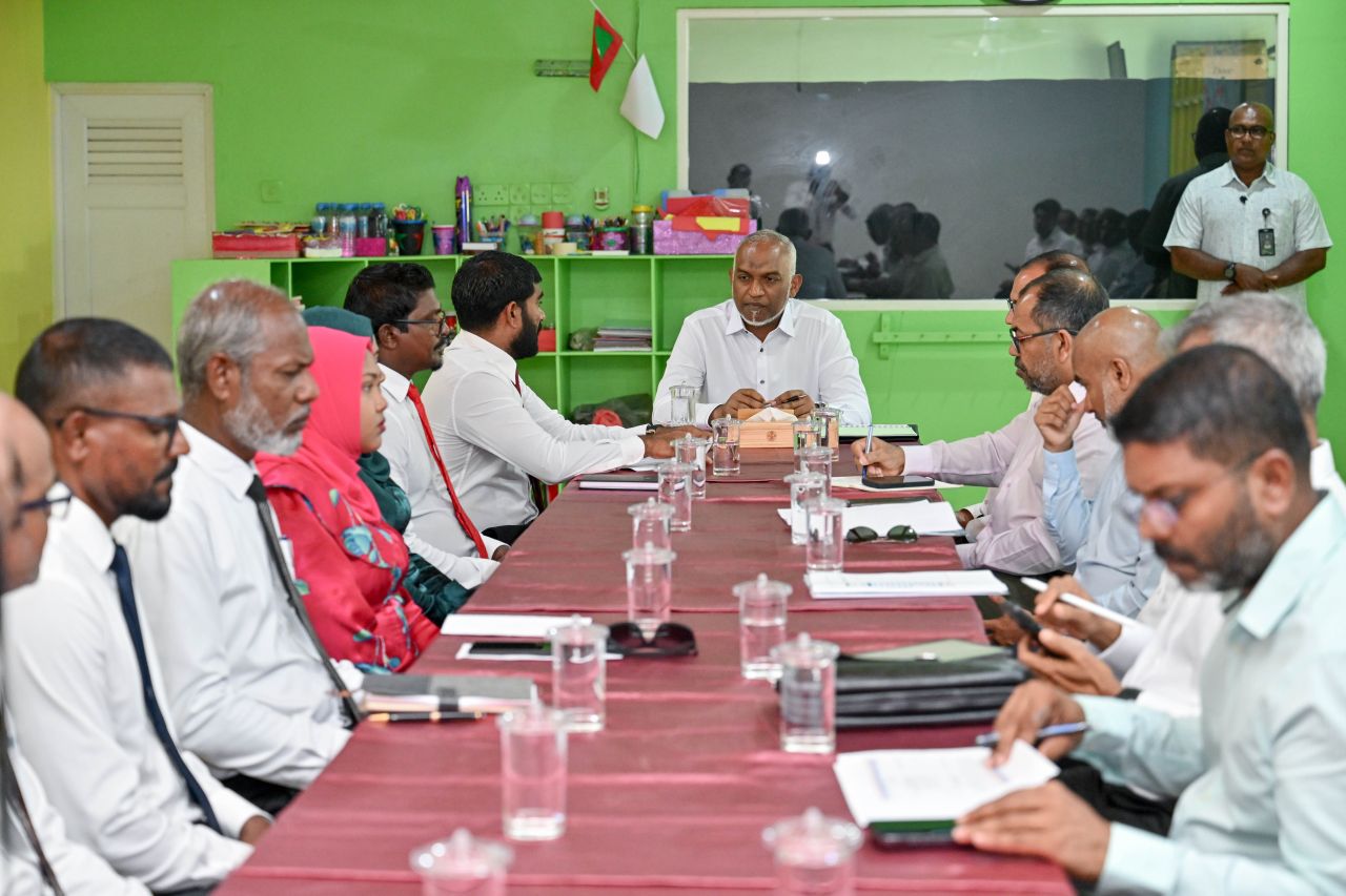 ފޮޓޯ: ރައީސް، ބ. ކަމަދޫ ރައްޔިތުންނާއި އެ ރަށު ކައުންސިލާ ބައްދަލުކުރެއްވުން
