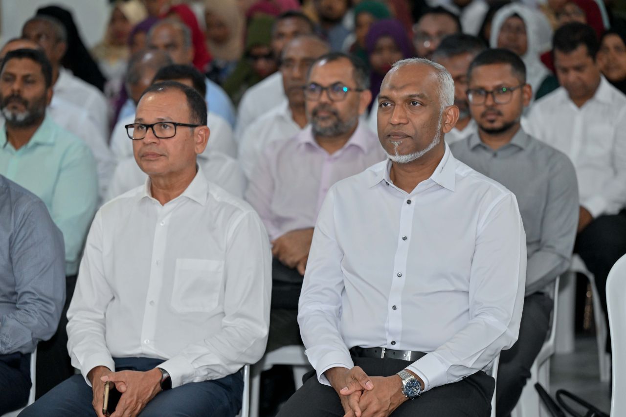 ފޮޓޯ: ރައީސް، ބ. ކަމަދޫ ރައްޔިތުންނާއި އެ ރަށު ކައުންސިލާ ބައްދަލުކުރެއްވުން