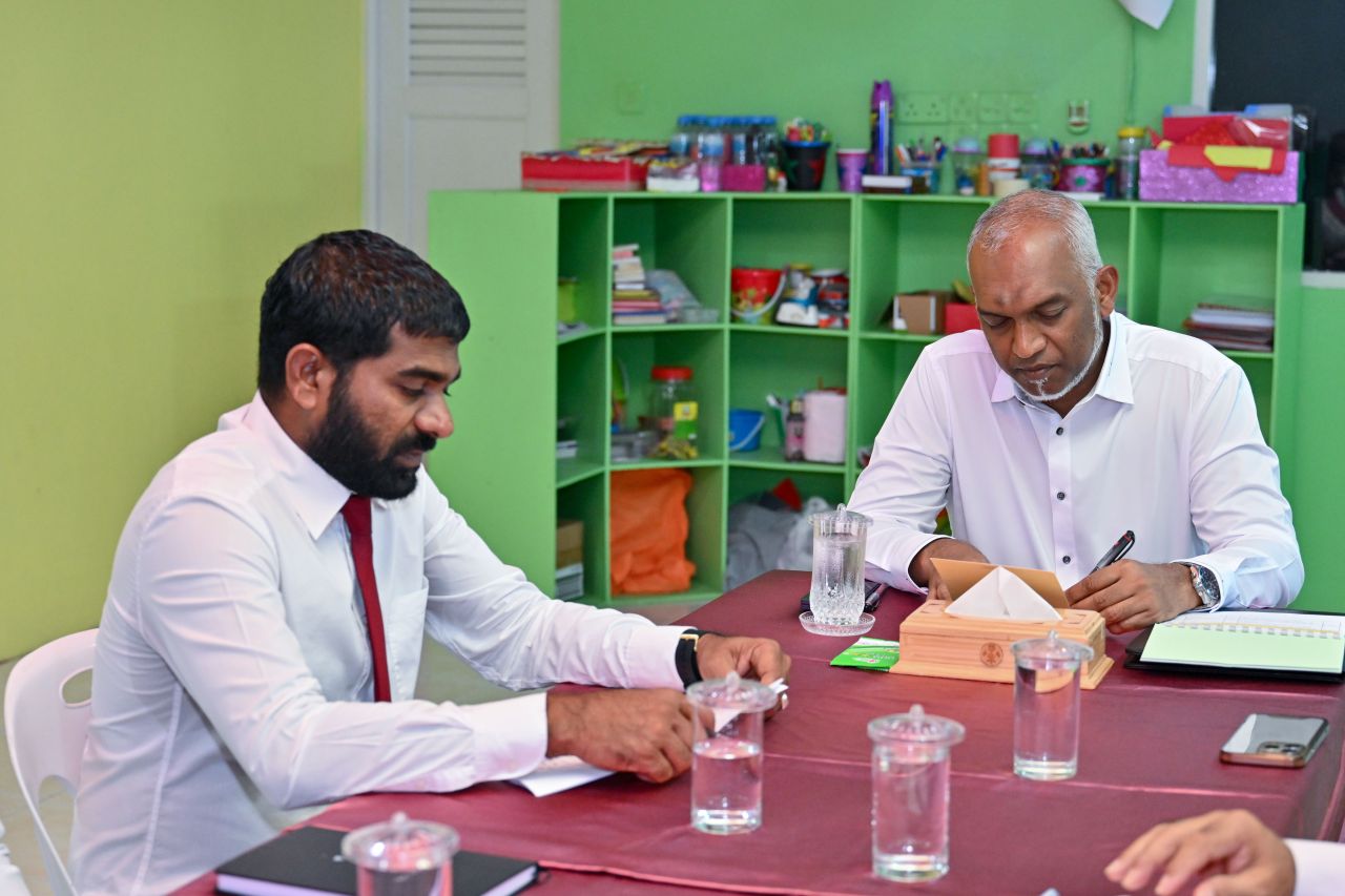 ފޮޓޯ: ރައީސް، ބ. ކަމަދޫ ރައްޔިތުންނާއި އެ ރަށު ކައުންސިލާ ބައްދަލުކުރެއްވުން
