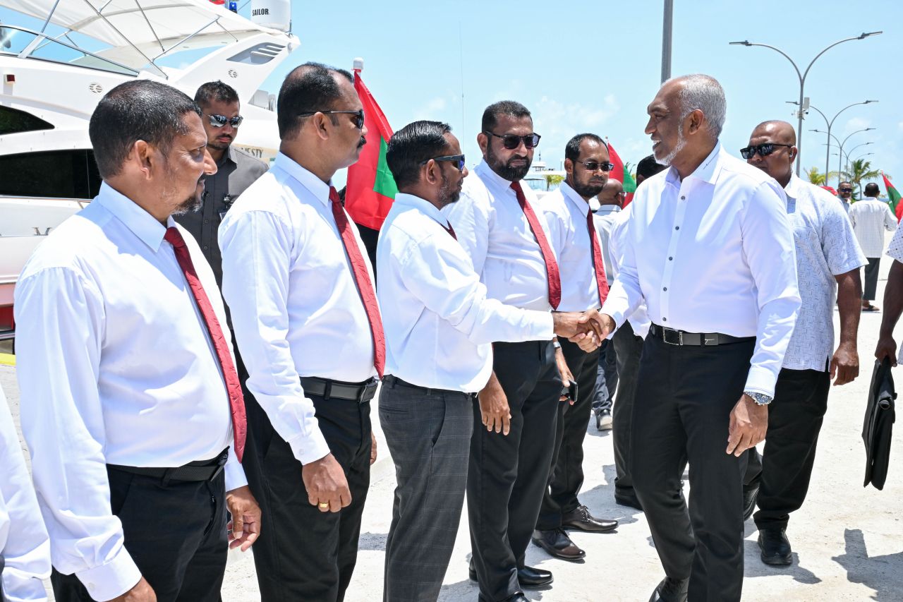 ފޮޓޯ: ރައީސް ކުޑަރިކިލަށް ވަޑައިގެންނެވުން 