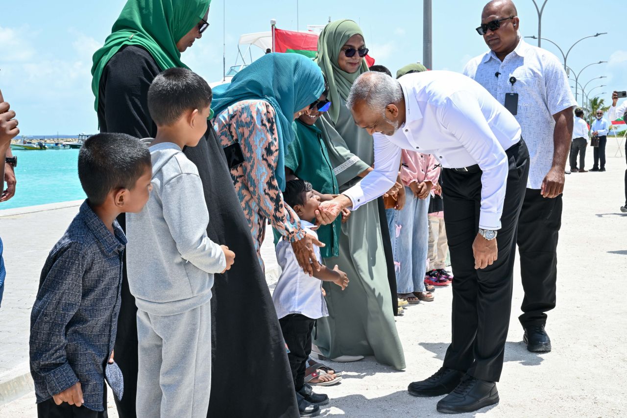 ފޮޓޯ: ރައީސް ކުޑަރިކިލަށް ވަޑައިގެންނެވުން 