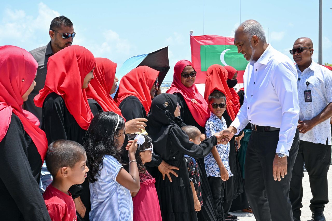 ފޮޓޯ: ރައީސް ކުޑަރިކިލަށް ވަޑައިގެންނެވުން 