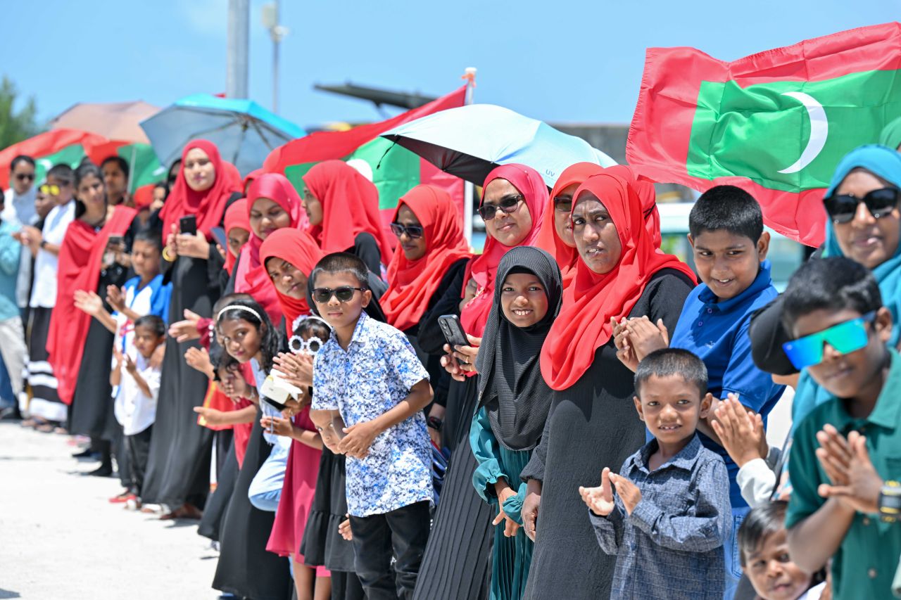 ފޮޓޯ: ރައީސް ކުޑަރިކިލަށް ވަޑައިގެންނެވުން 