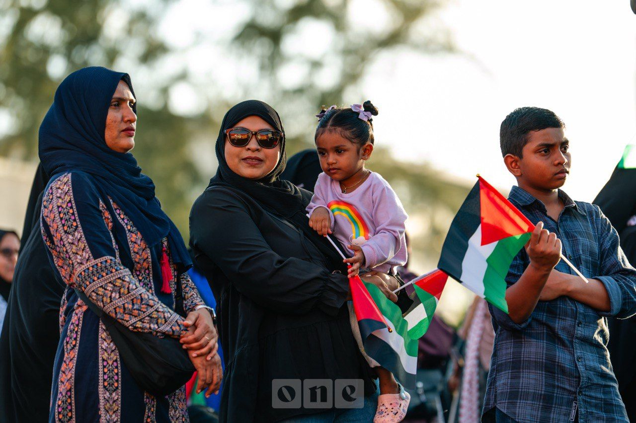 ވަން ފޮޓޯ: އިޒްރޭލުން ހިންގާ ގަތުލުއާންމާ ދެކޮޅަށް ދިވެހިން އަޑުއުފުލުން