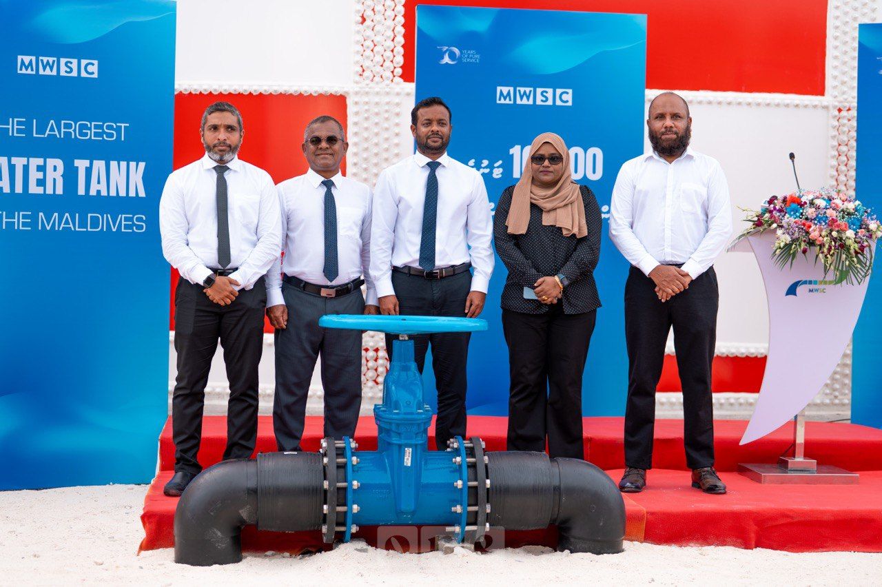 ވަން ފޮޓޯ: އެމްޑަބްލިޔުއެސްސީން ހުޅުމާލޭގައި 10،000 ޓަނުގެ ފެން ރައްކާކުރެވޭ ތާންގީ ބޭނުންކުރަން ފެށުން 