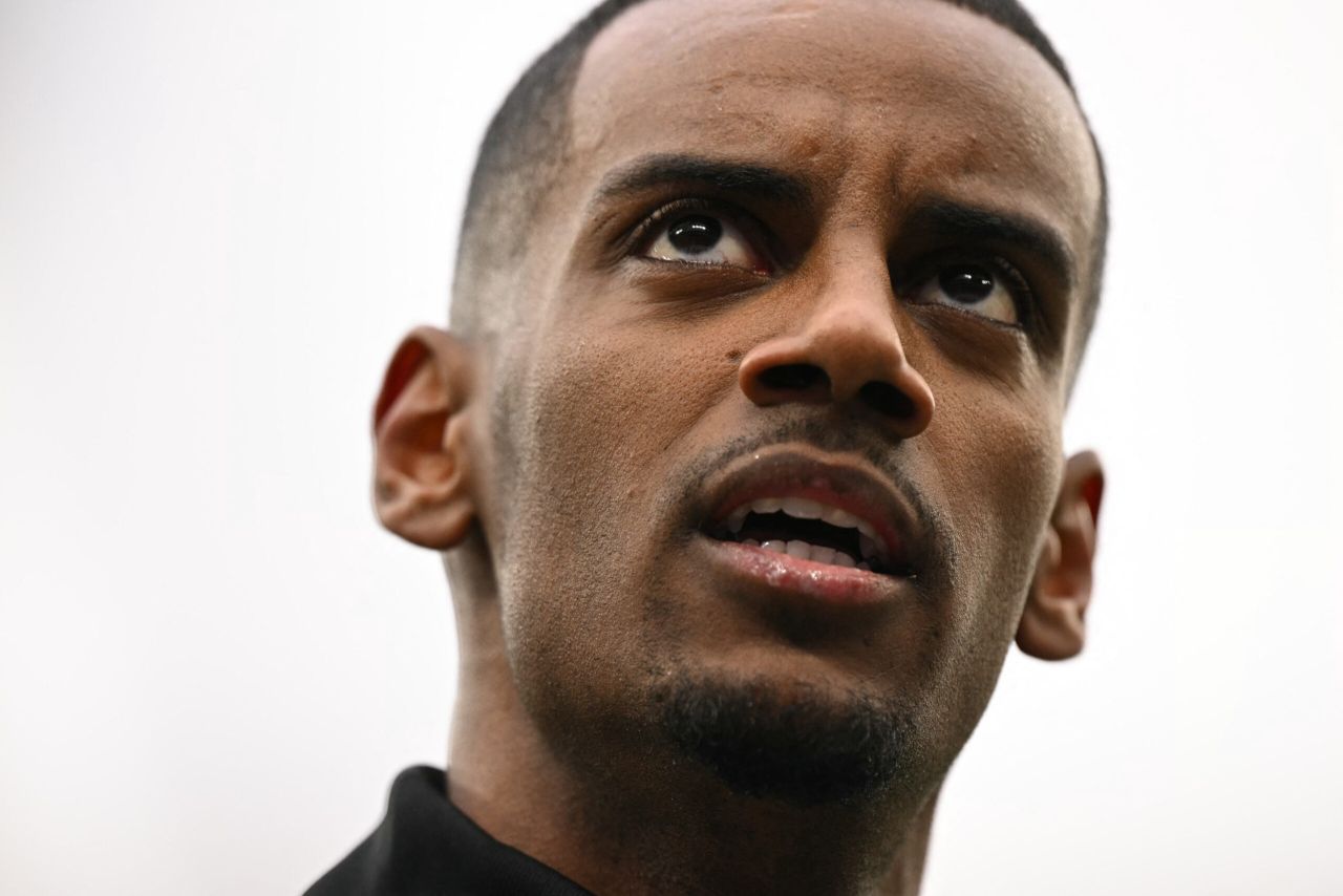 Isak bunee Newcastle in vaudhaa hilaafuvikamah, Club in javaabu dheefi 