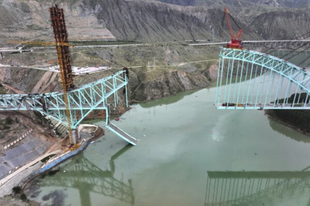 China gai hadhamun dhiya bridge eh vehtti 12 meehun maruvejje