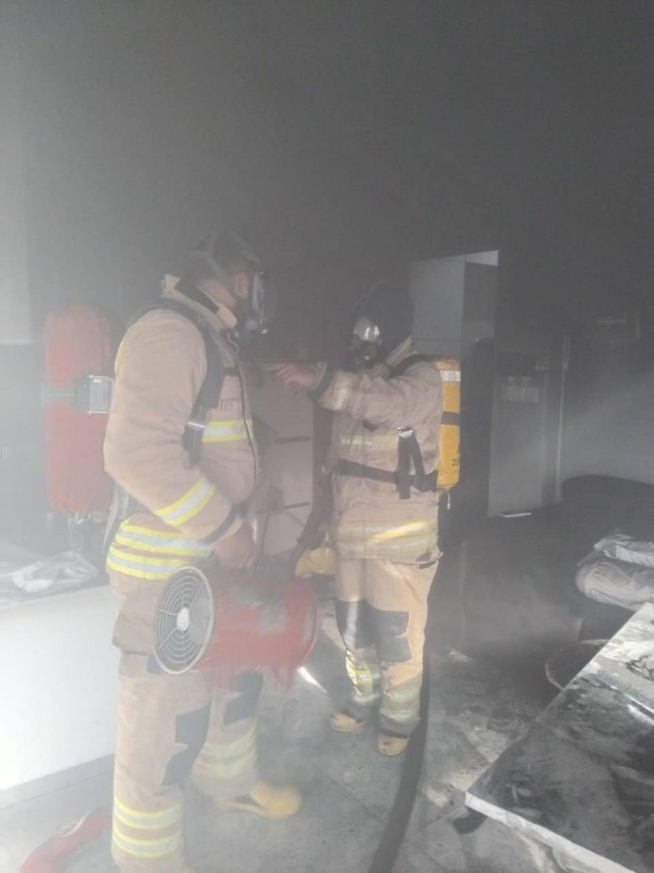 AC outdoor unit eh gai roave, apartment akah gellunthakeh
