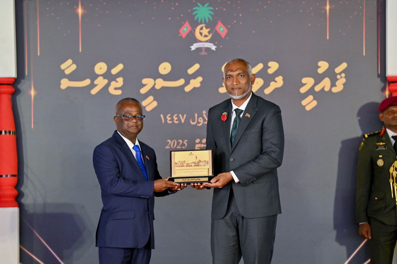 Gaumiyyathah hidhumaiy kurumuge haassa sharafu Utheemu rayyithunnah aruvaifi