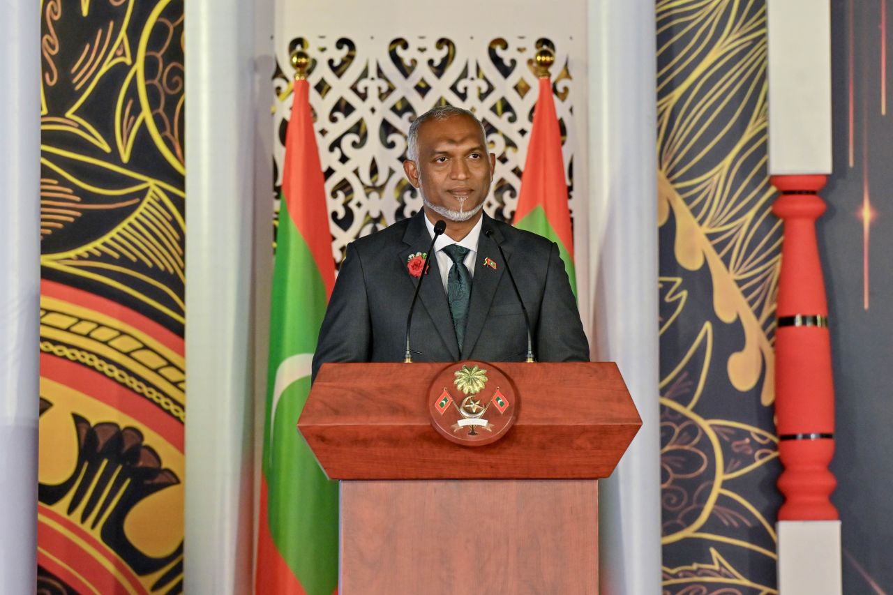 Meehunge aburah arai gathumakee hiyaalu faalhu kurumeh noon: Raees