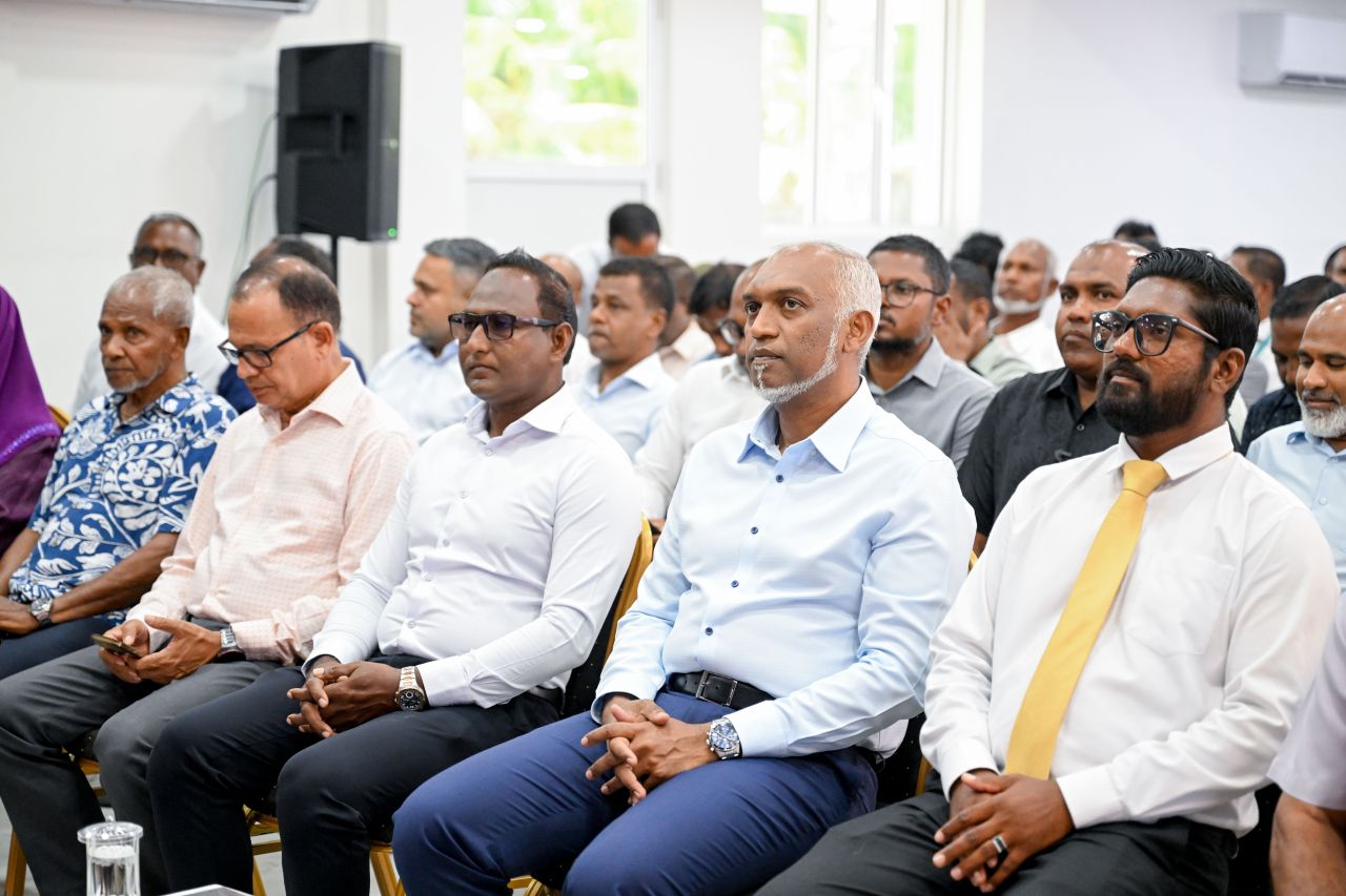 ފޮޓޯ: ރައީސް، މަކުނުދޫ ރައްޔިތުންނާ ބައްދަލުކުރެއްވުން