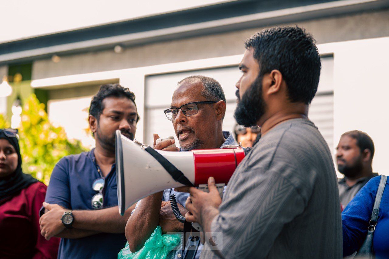  ވަން ފޮޓޯ: މީޑިއާ ކޮމިޝަން ބިލާ ދެކޮޅަށް ނޫސްވެރިން މުޒާހަރާއަށް 