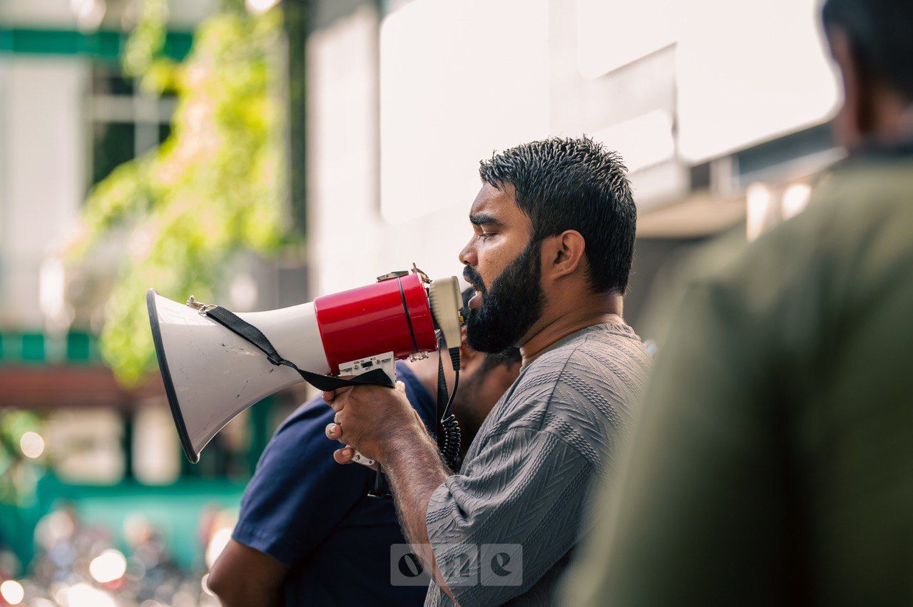 ވަން ފޮޓޯ: މީޑިއާ ކޮމިޝަން ބިލާ ދެކޮޅަށް ނޫސްވެރިން މުޒާހަރާއަށް 