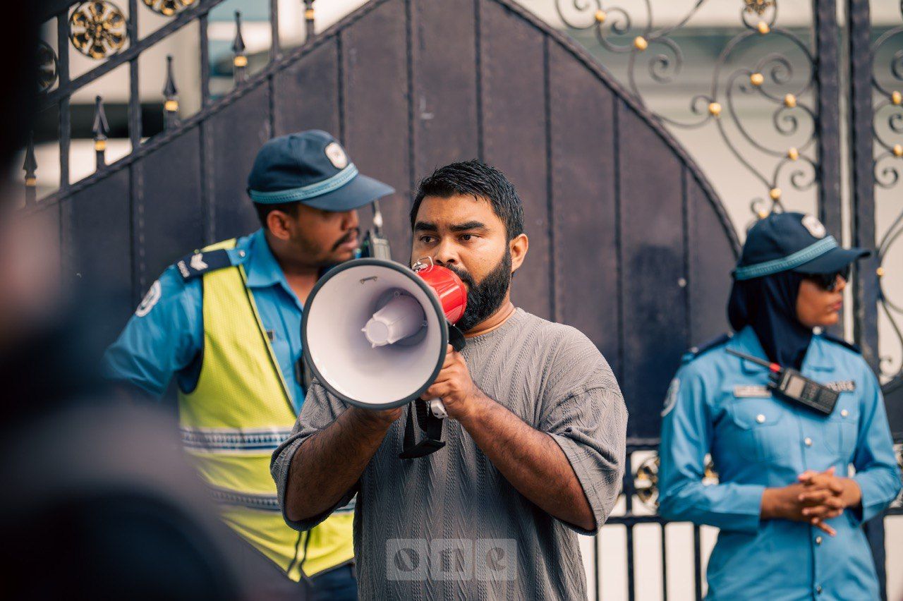  ވަން ފޮޓޯ: މީޑިއާ ކޮމިޝަން ބިލާ ދެކޮޅަށް ނޫސްވެރިން މުޒާހަރާއަށް 