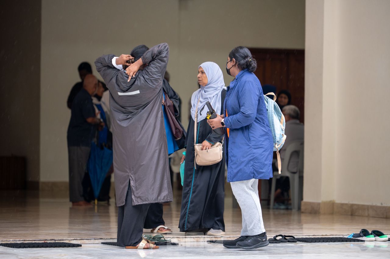 ވަން ފޮޓޯ: އެމްޔޫ މަނިކުގެ މައްޗަށް ޣައިބަށް ކުރެވުނު ކަށުނަމާދު
