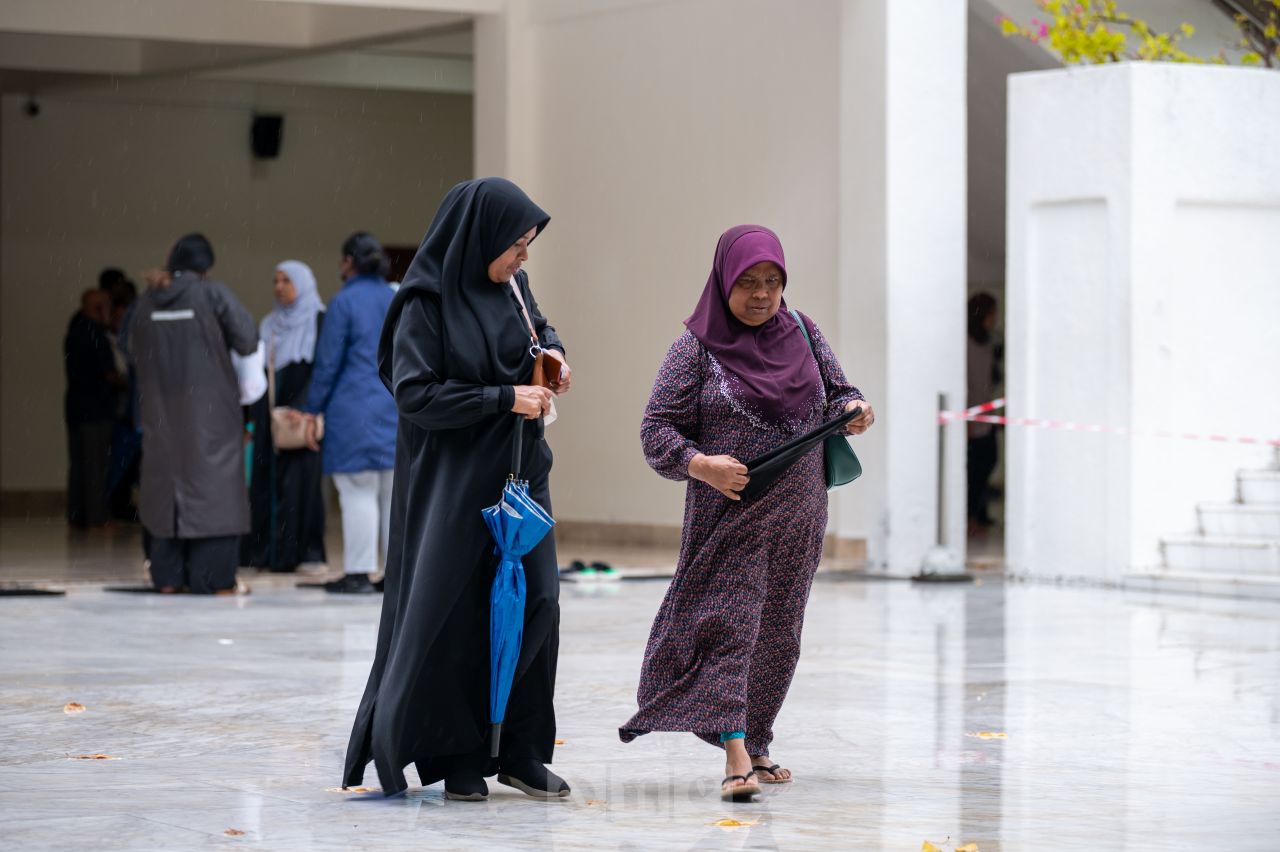 ވަން ފޮޓޯ: އެމްޔޫ މަނިކުގެ މައްޗަށް ޣައިބަށް ކުރެވުނު ކަށުނަމާދު