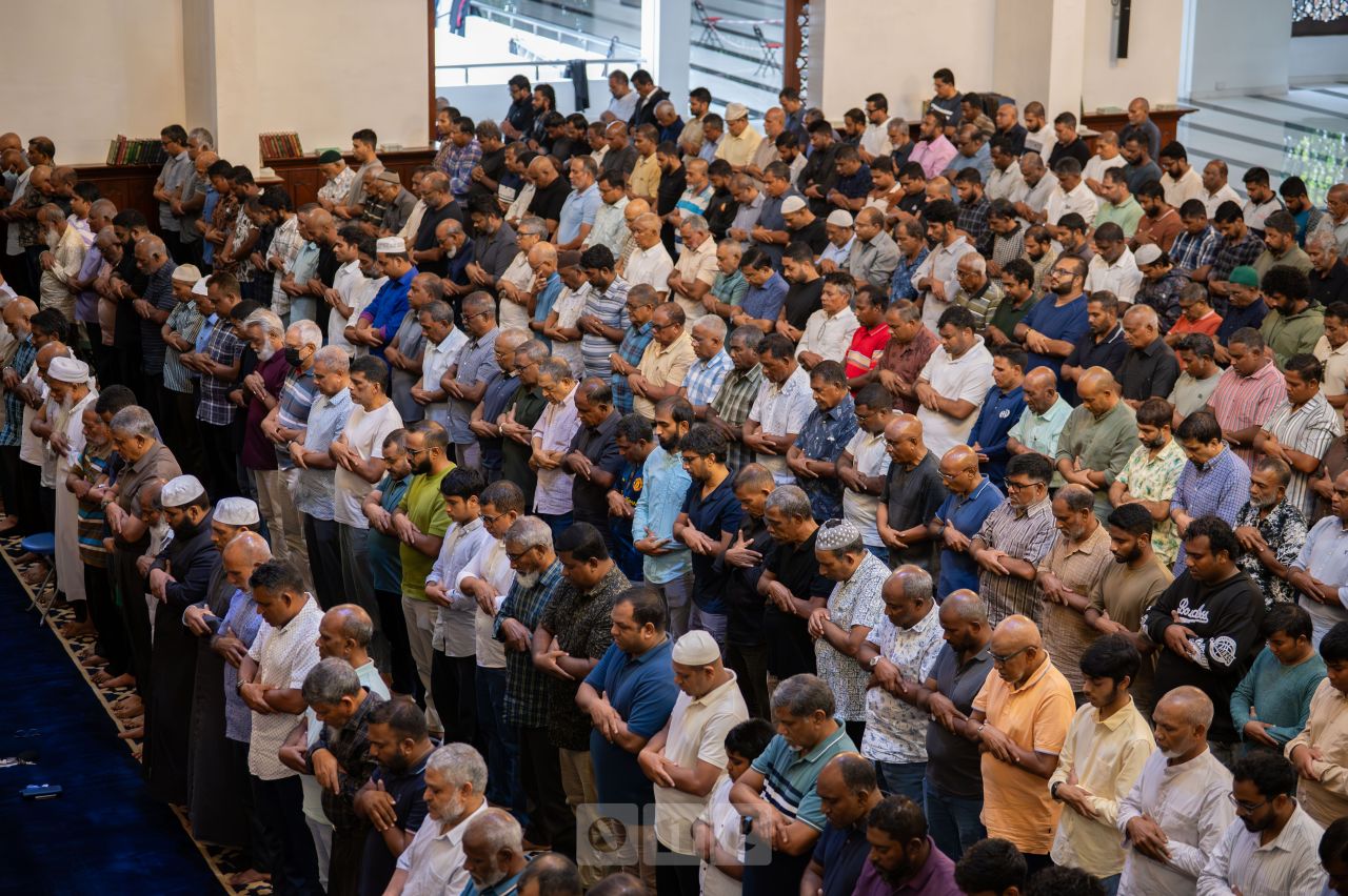 ވަން ފޮޓޯ: އެމްޔޫ މަނިކުގެ މައްޗަށް ޣައިބަށް ކުރެވުނު ކަށުނަމާދު