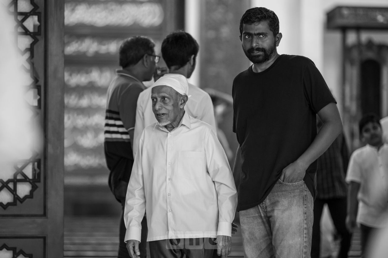 ވަން ފޮޓޯ: އެމްޔޫ މަނިކުގެ މައްޗަށް ޣައިބަށް ކުރެވުނު ކަށުނަމާދު