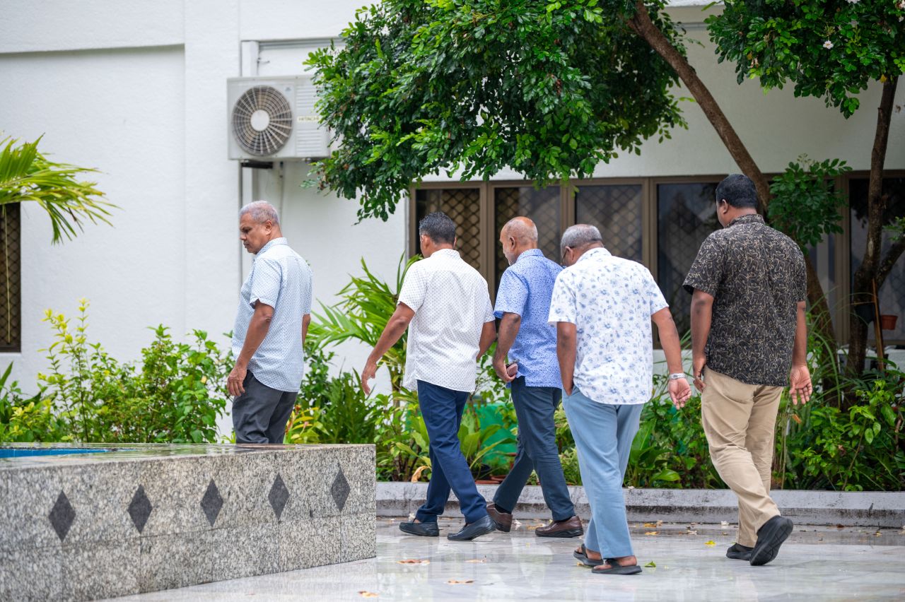 ވަން ފޮޓޯ: އެމްޔޫ މަނިކުގެ މައްޗަށް ޣައިބަށް ކުރެވުނު ކަށުނަމާދު