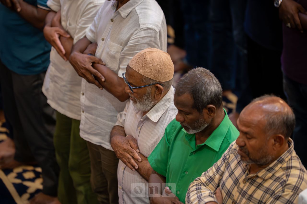 ވަން ފޮޓޯ: އެމްޔޫ މަނިކުގެ މައްޗަށް ޣައިބަށް ކުރެވުނު ކަށުނަމާދު