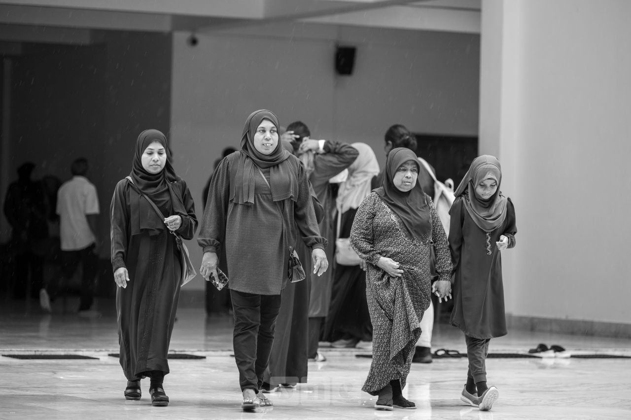 ވަން ފޮޓޯ: އެމްޔޫ މަނިކުގެ މައްޗަށް ޣައިބަށް ކުރެވުނު ކަށުނަމާދު