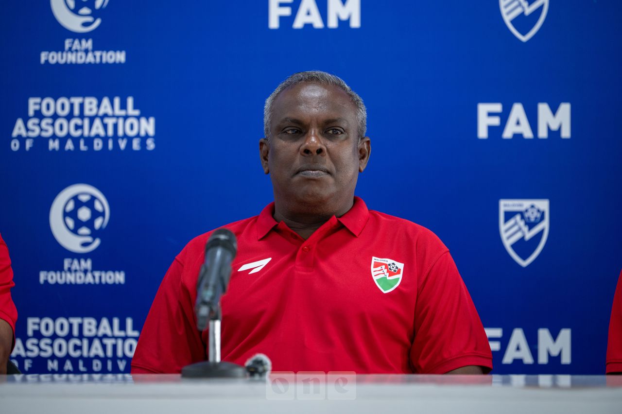 ވަން ފޮޓޯ: ރާއްޖޭ ގައުމީ ޓީމުގެ އާ ކޯޗު މޯހަން ބޭއްވި ޕްރެސް