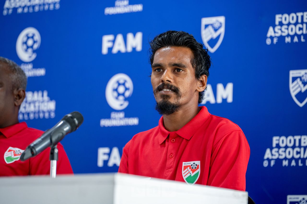 ވަން ފޮޓޯ: ރާއްޖޭ ގައުމީ ޓީމުގެ އާ ކޯޗު މޯހަން ބޭއްވި ޕްރެސް