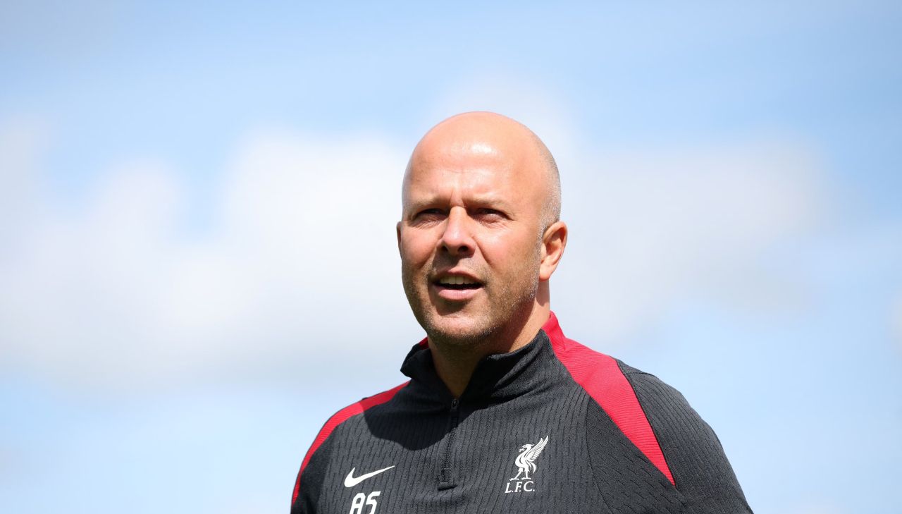 Liverpool ge coach kamun Slot vaki koffi 