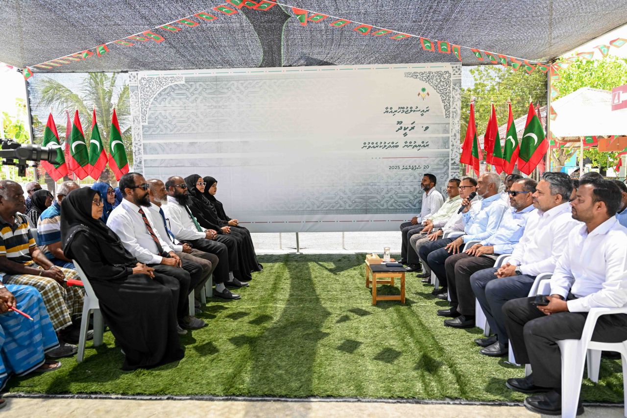 Rayyithunnah gellunvaagothah sarukaaruge siyaasathu battameh nukuraane: Raees