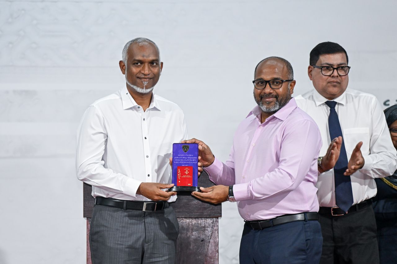 Aharehtherey hurihaa atholhehgai ID Card aai Passport ge hidhumaiy gaaimukoh, vaudhu fuhdhaifi 