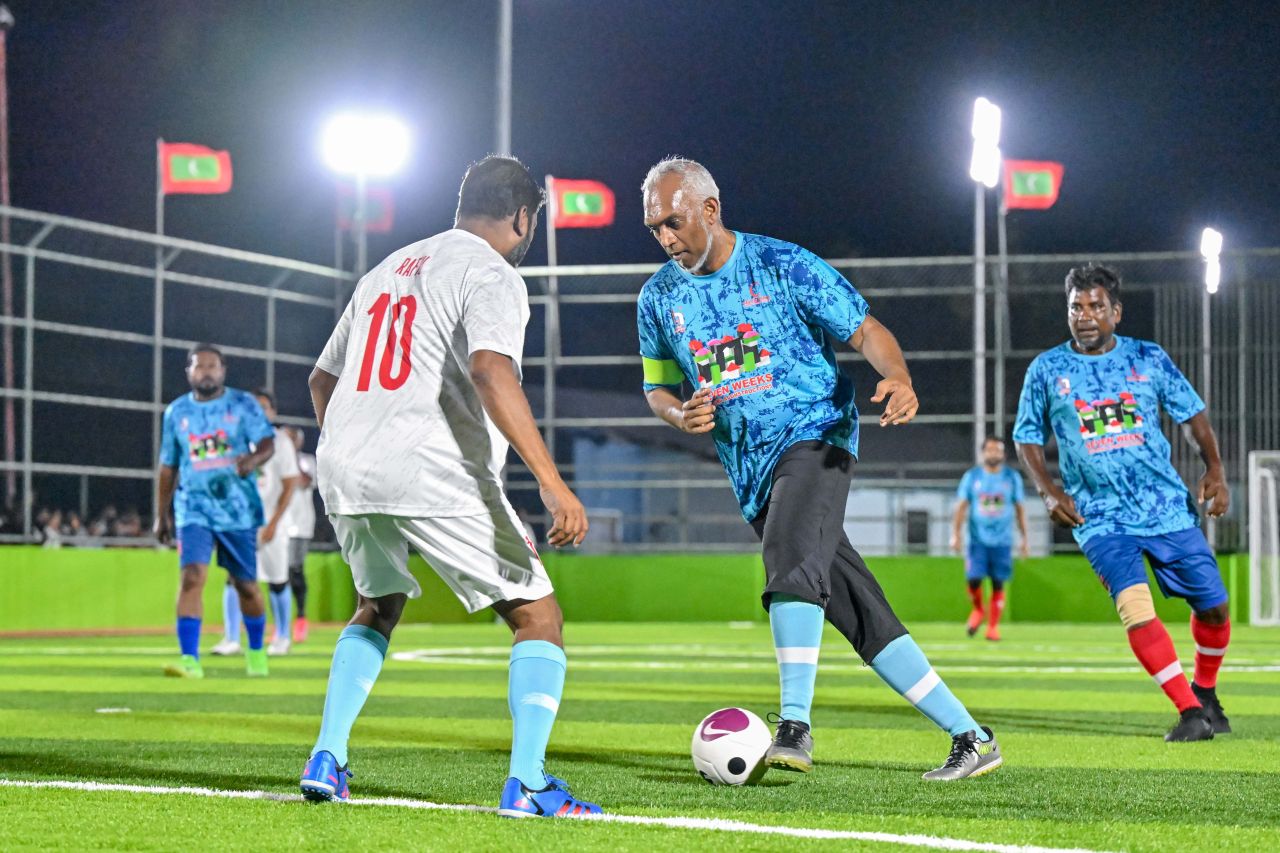 Fifa ge Raees aai Raees Muizzu ge football match eh maadhamaa haveeru