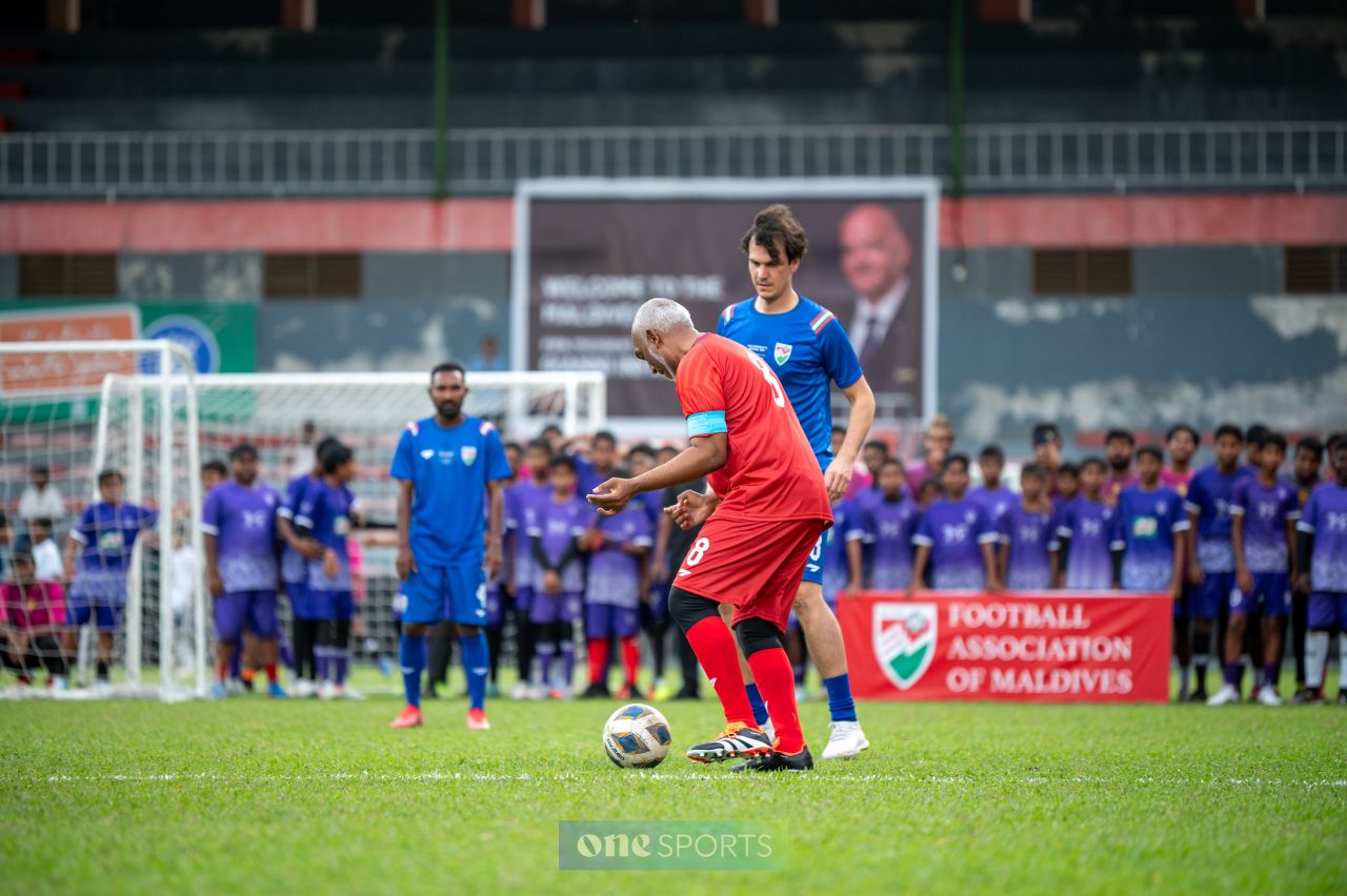 ވަން ފޮޓޯ: ރައީސް މުއިއްޒާއި އިންފަންޓީނޯއާއެކު އެތައް ކުދިންނަކަށް ހިނިތުންވުން