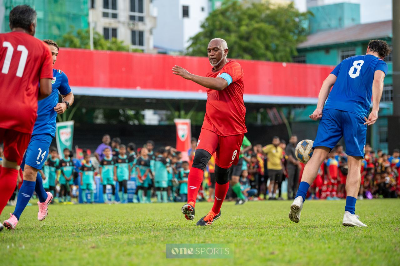 ވަން ފޮޓޯ: ރައީސް މުއިއްޒާއި އިންފަންޓީނޯއާއެކު އެތައް ކުދިންނަކަށް ހިނިތުންވުން