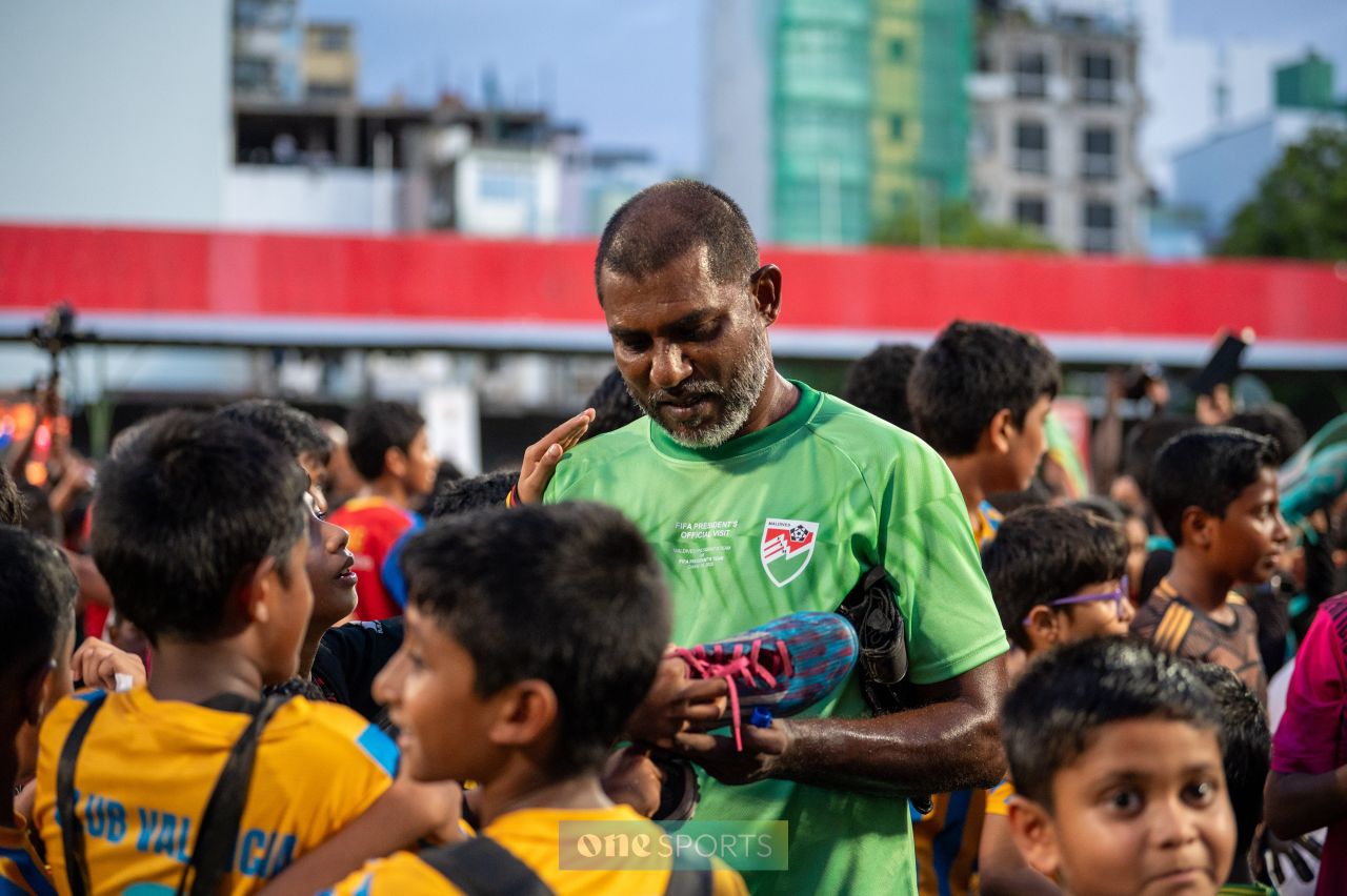 ވަން ފޮޓޯ: ރައީސް މުއިއްޒާއި އިންފަންޓީނޯއާއެކު އެތައް ކުދިންނަކަށް ހިނިތުންވުން