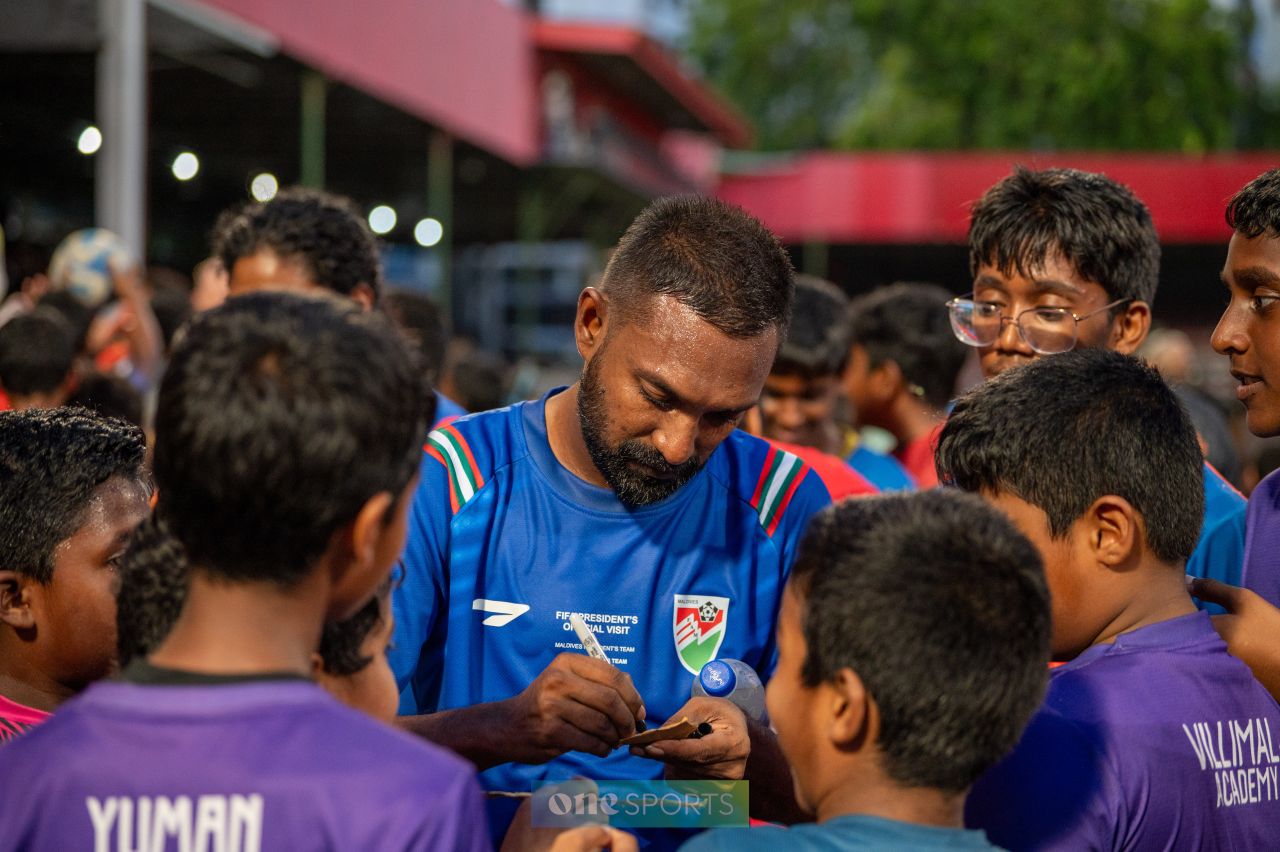 ވަން ފޮޓޯ: ރައީސް މުއިއްޒާއި އިންފަންޓީނޯއާއެކު އެތައް ކުދިންނަކަށް ހިނިތުންވުން